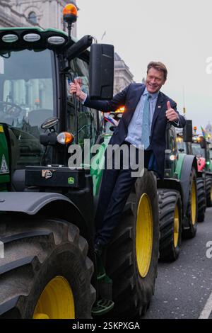 Westminster, London, Großbritannien. Februar 2025. Richard Tice, Parlamentsabgeordneter für Boston und Skegness and Reform Party, trifft sich mit Bauern, die vor den Kammern des Parlaments gegen die Labour-Regierungen protestierten, schlugen die Einführung einer 20%igen Erbschaftssteuer auf Farmen im Wert von über einer Million Pfund vor. Credit Mark Lear / Alamy Live News Stockfoto