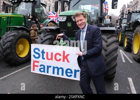 Westminster, London, Großbritannien. Februar 2025. Richard Tice, Parlamentsabgeordneter für Boston und Skegness and Reform Party, trifft sich mit Bauern, die vor den Kammern des Parlaments gegen die Labour-Regierungen protestierten, schlugen die Einführung einer 20%igen Erbschaftssteuer auf Farmen im Wert von über einer Million Pfund vor. Credit Mark Lear / Alamy Live News Stockfoto