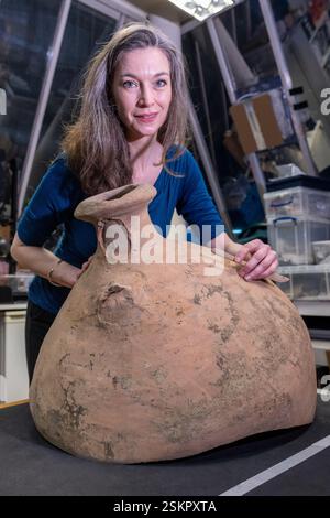 EMBARGO BIS 00,01 13/02/2025 LONDON, VEREINIGTES KÖNIGREICH. 12. Februar 2025. Kuratorin Kate Sumnall untersucht eine römisch-spanische Amphora im Labor des London Museums. Es ist einer von mehreren schlammigen Fundstücken, die im London Museum Dockland’s Secrets of the Thames ausgestellt werden, das am 4. April 2025 eröffnet wird. Quelle: Stephen Chung / Alamy Live News Stockfoto