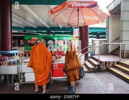 Mönche kaufen ein Eis-Sandwich in Chinatown, Singapur Stockfoto