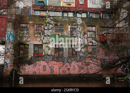 Ein Gebäude, das mit Graffiti bedeckt ist. Das Graffiti ist farbenfroh und bedeckt das gesamte Gebäude Stockfoto