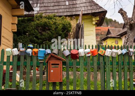 Traditioneller Holzzaun mit Bechern und Briefkasten in Vlkolínec, Slowakei Stockfoto