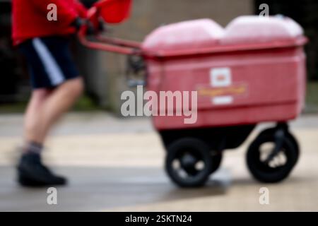 Ein Postbote mit Truck, unscharf, unscharf, UK Stockfoto