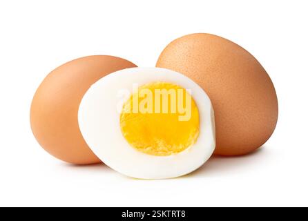 Vorderansicht von zwei rohen Hühnereiern und geschältem gekochtem oder gekochtem Ei mit Eigelb in der Hälfte im Stapel ist auf weißem Hintergrund mit Schnittpfad isoliert. Stockfoto