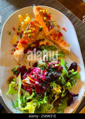 Gegrillte Lachslende mit Salat. Spanien. Stockfoto