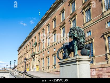 Eine Bronzestatue des Burglöwen ziert die Lejonbacken-Rampe vor der Nordfassade des Königspalastes in Stockholm, Schweden, an einem sonnigen Tag. Stockfoto