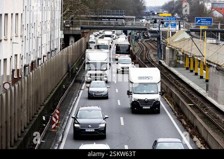 Im Rahmen der Luftreinhalteplanung wurde durch die Bezirksregierung Düsseldorf im Jahr 2023 auf der A40 im Bereich zwischen den Anschlussstellen Essen-Zentrum und -Frohnhausen beidseitig eine Höchstgeschwindigkeitsbegrenzung von zeitweise 60 km/h angeordnet. Mit dieser Maßnahme sollte die schnellstmögliche Einhaltung der Luftqualitätsgrenzwerte gewährleistet werden. Vor diesem Hintergrund wurde die Stadt Essen nun von der Bezirksregierung aufgefordert, die festgelegte Höchstgeschwindigkeit zu überwachen. Die Kontrolle findet mit einer Geschwindigkeitsüberwachungsanlage statt und wird durch hin Stockfoto