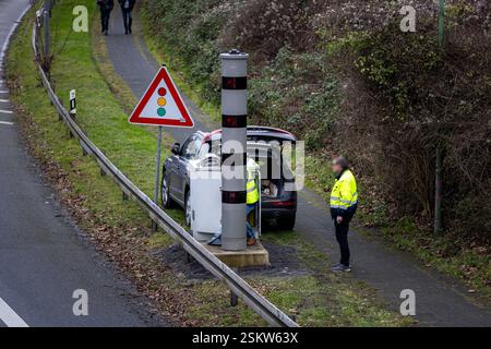 Im Rahmen der Luftreinhalteplanung wurde durch die Bezirksregierung Düsseldorf im Jahr 2023 auf der A40 im Bereich zwischen den Anschlussstellen Essen-Zentrum und -Frohnhausen beidseitig eine Höchstgeschwindigkeitsbegrenzung von zeitweise 60 km/h angeordnet. Mit dieser Maßnahme sollte die schnellstmögliche Einhaltung der Luftqualitätsgrenzwerte gewährleistet werden. Vor diesem Hintergrund wurde die Stadt Essen nun von der Bezirksregierung aufgefordert, die festgelegte Höchstgeschwindigkeit zu überwachen. Die Kontrolle findet mit einer Geschwindigkeitsüberwachungsanlage statt und wird durch hin Stockfoto