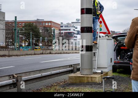 Im Rahmen der Luftreinhalteplanung wurde durch die Bezirksregierung Düsseldorf im Jahr 2023 auf der A40 im Bereich zwischen den Anschlussstellen Essen-Zentrum und -Frohnhausen beidseitig eine Höchstgeschwindigkeitsbegrenzung von zeitweise 60 km/h angeordnet. Mit dieser Maßnahme sollte die schnellstmögliche Einhaltung der Luftqualitätsgrenzwerte gewährleistet werden. Vor diesem Hintergrund wurde die Stadt Essen nun von der Bezirksregierung aufgefordert, die festgelegte Höchstgeschwindigkeit zu überwachen. Die Kontrolle findet mit einer Geschwindigkeitsüberwachungsanlage statt und wird durch hin Stockfoto