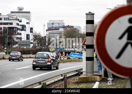 Im Rahmen der Luftreinhalteplanung wurde durch die Bezirksregierung Düsseldorf im Jahr 2023 auf der A40 im Bereich zwischen den Anschlussstellen Essen-Zentrum und -Frohnhausen beidseitig eine Höchstgeschwindigkeitsbegrenzung von zeitweise 60 km/h angeordnet. Mit dieser Maßnahme sollte die schnellstmögliche Einhaltung der Luftqualitätsgrenzwerte gewährleistet werden. Vor diesem Hintergrund wurde die Stadt Essen nun von der Bezirksregierung aufgefordert, die festgelegte Höchstgeschwindigkeit zu überwachen. Die Kontrolle findet mit einer Geschwindigkeitsüberwachungsanlage statt und wird durch hin Stockfoto