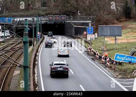 Im Rahmen der Luftreinhalteplanung wurde durch die Bezirksregierung Düsseldorf im Jahr 2023 auf der A40 im Bereich zwischen den Anschlussstellen Essen-Zentrum und -Frohnhausen beidseitig eine Höchstgeschwindigkeitsbegrenzung von zeitweise 60 km/h angeordnet. Mit dieser Maßnahme sollte die schnellstmögliche Einhaltung der Luftqualitätsgrenzwerte gewährleistet werden. Vor diesem Hintergrund wurde die Stadt Essen nun von der Bezirksregierung aufgefordert, die festgelegte Höchstgeschwindigkeit zu überwachen. Die Kontrolle findet mit einer Geschwindigkeitsüberwachungsanlage statt und wird durch hin Stockfoto