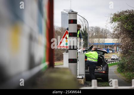 Im Rahmen der Luftreinhalteplanung wurde durch die Bezirksregierung Düsseldorf im Jahr 2023 auf der A40 im Bereich zwischen den Anschlussstellen Essen-Zentrum und -Frohnhausen beidseitig eine Höchstgeschwindigkeitsbegrenzung von zeitweise 60 km/h angeordnet. Mit dieser Maßnahme sollte die schnellstmögliche Einhaltung der Luftqualitätsgrenzwerte gewährleistet werden. Vor diesem Hintergrund wurde die Stadt Essen nun von der Bezirksregierung aufgefordert, die festgelegte Höchstgeschwindigkeit zu überwachen. Die Kontrolle findet mit einer Geschwindigkeitsüberwachungsanlage statt und wird durch hin Stockfoto