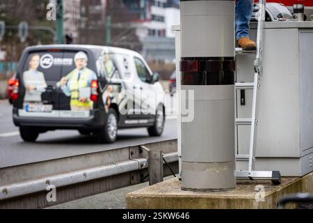 Im Rahmen der Luftreinhalteplanung wurde durch die Bezirksregierung Düsseldorf im Jahr 2023 auf der A40 im Bereich zwischen den Anschlussstellen Essen-Zentrum und -Frohnhausen beidseitig eine Höchstgeschwindigkeitsbegrenzung von zeitweise 60 km/h angeordnet. Mit dieser Maßnahme sollte die schnellstmögliche Einhaltung der Luftqualitätsgrenzwerte gewährleistet werden. Vor diesem Hintergrund wurde die Stadt Essen nun von der Bezirksregierung aufgefordert, die festgelegte Höchstgeschwindigkeit zu überwachen. Die Kontrolle findet mit einer Geschwindigkeitsüberwachungsanlage statt und wird durch hin Stockfoto