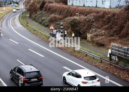Im Rahmen der Luftreinhalteplanung wurde durch die Bezirksregierung Düsseldorf im Jahr 2023 auf der A40 im Bereich zwischen den Anschlussstellen Essen-Zentrum und -Frohnhausen beidseitig eine Höchstgeschwindigkeitsbegrenzung von zeitweise 60 km/h angeordnet. Mit dieser Maßnahme sollte die schnellstmögliche Einhaltung der Luftqualitätsgrenzwerte gewährleistet werden. Vor diesem Hintergrund wurde die Stadt Essen nun von der Bezirksregierung aufgefordert, die festgelegte Höchstgeschwindigkeit zu überwachen. Die Kontrolle findet mit einer Geschwindigkeitsüberwachungsanlage statt und wird durch hin Stockfoto