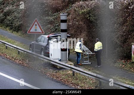 Im Rahmen der Luftreinhalteplanung wurde durch die Bezirksregierung Düsseldorf im Jahr 2023 auf der A40 im Bereich zwischen den Anschlussstellen Essen-Zentrum und -Frohnhausen beidseitig eine Höchstgeschwindigkeitsbegrenzung von zeitweise 60 km/h angeordnet. Mit dieser Maßnahme sollte die schnellstmögliche Einhaltung der Luftqualitätsgrenzwerte gewährleistet werden. Vor diesem Hintergrund wurde die Stadt Essen nun von der Bezirksregierung aufgefordert, die festgelegte Höchstgeschwindigkeit zu überwachen. Die Kontrolle findet mit einer Geschwindigkeitsüberwachungsanlage statt und wird durch hin Stockfoto