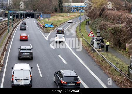 Im Rahmen der Luftreinhalteplanung wurde durch die Bezirksregierung Düsseldorf im Jahr 2023 auf der A40 im Bereich zwischen den Anschlussstellen Essen-Zentrum und -Frohnhausen beidseitig eine Höchstgeschwindigkeitsbegrenzung von zeitweise 60 km/h angeordnet. Mit dieser Maßnahme sollte die schnellstmögliche Einhaltung der Luftqualitätsgrenzwerte gewährleistet werden. Vor diesem Hintergrund wurde die Stadt Essen nun von der Bezirksregierung aufgefordert, die festgelegte Höchstgeschwindigkeit zu überwachen. Die Kontrolle findet mit einer Geschwindigkeitsüberwachungsanlage statt und wird durch hin Stockfoto