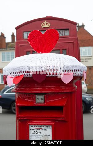 Eton Wick, Windsor, Berkshire, Großbritannien. Februar 2025. Ein fröhlicher Häkelkisten-Topper zum Valentinstag im Dorf Eton Wick, Windsor, Berkshire. Quelle: Maureen McLean/Alamy Live News Stockfoto