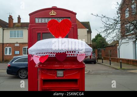 Eton Wick, Windsor, Berkshire, Großbritannien. Februar 2025. Ein fröhlicher Häkelkisten-Topper zum Valentinstag im Dorf Eton Wick, Windsor, Berkshire. Quelle: Maureen McLean/Alamy Live News Stockfoto
