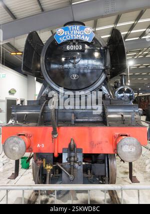 Vorderansicht der Dampflokomotive 60103 Flying Scotsman im Eisenbahnmuseum Locomotion in Shildon, Co. Durham, England, Großbritannien Stockfoto
