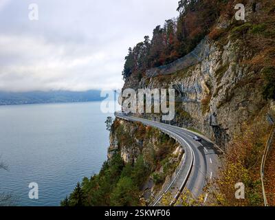 Luftaufnahme der Spetacular-Autobahn auf Klippe über Seewasser Stockfoto