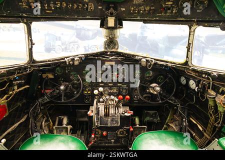 WW2 RAF und US Douglas Dakota, c47 Cockpit im RAF Metheringham Aviation Visitor Centre, Lincolnshire, England Stockfoto