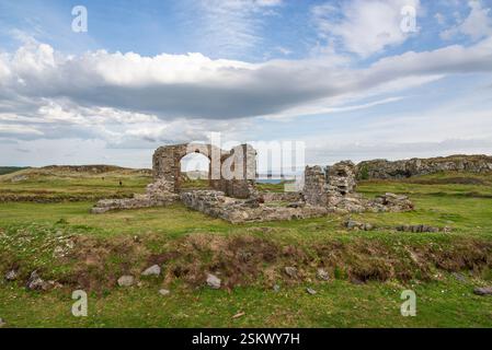 Die Ruinen der St. Dwynwen's Church auf Llanddwyn Island in Anglesey, Nordwales. Stockfoto
