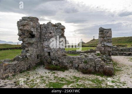Die Ruinen der St. Dwynwen's Church auf Llanddwyn Island in Anglesey, Nordwales. Stockfoto