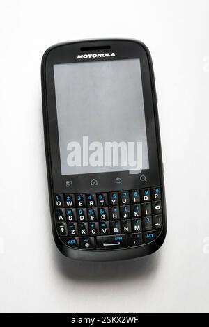 Vintage-Mobiltelefon Motorola Fire XT311 mit vollständiger qwerty-Tastatur und leerem Bildschirm isoliert auf weißem Hintergrund Stockfoto
