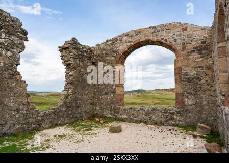 Die Ruinen der St. Dwynwen's Church auf Llanddwyn Island in Anglesey, Nordwales. Stockfoto