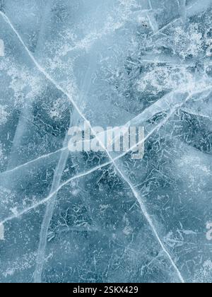 Eisrisse auf dem gefrorenen See Stockfoto