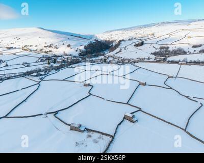 Schneebedeckte Wiesen bei Gunnerside in Swaledale, die die Muster der Trockenmauern und Feldlinien zeigen. Yorkshire Dales National Park, Großbritannien. Stockfoto