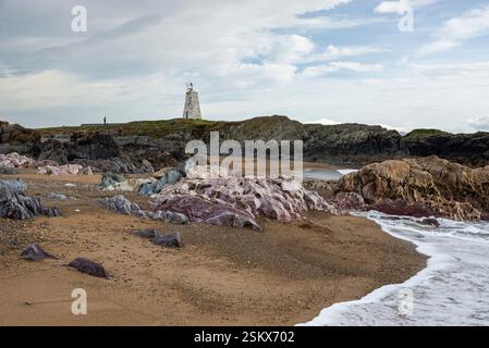 TWR Bach Leuchtturm an der Spitze von Llanddwyn Island in Anglesey, Nordwales. Stockfoto