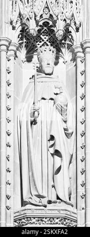 Statue von König Eduard dem Bekenner auf dem Steinschirm in der Kathedrale von Canterbury, England. Stockfoto