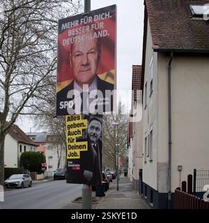 Verschmierte Wahlplakate der Sozialdemokratischen Partei (Olaf Scholz) und der Freien Demokratischen Partei, Bundestagswahlkampf, Deutschland 2025 Stockfoto