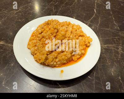 Stock Photo ID: 1490993048Traditional für türkische, griechische und iranische Küche, ein Gericht namens Keskek. Serviert im Restaurant Stockfoto