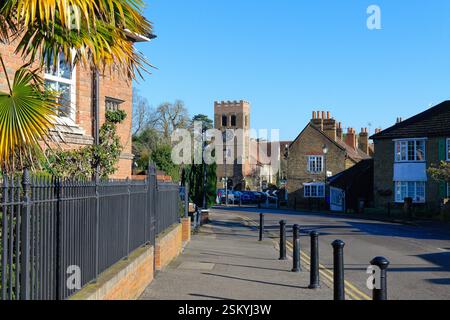 Church Square und St. Nicholas Anglican Church Shepperton Village an einem sonnigen Wintertag, Surrey England Großbritannien Stockfoto