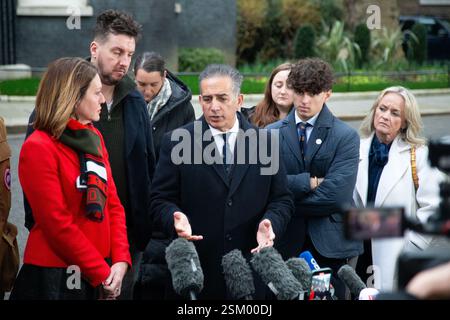 London, England, Großbritannien. Februar 2025. Die Familien von Barnaby Webber, Grace O’Malley Kumar und Ian Coates, die am 13. Juni 2023 von Valdo Calocane in Nottingham getötet wurden, werden in der Downing Street nach einem Treffen mit Premierminister Keir Starmer gesehen. (Kreditbild: © Tayfun Salci/ZUMA Press Wire) NUR REDAKTIONELLE VERWENDUNG! Nicht für kommerzielle ZWECKE! Stockfoto