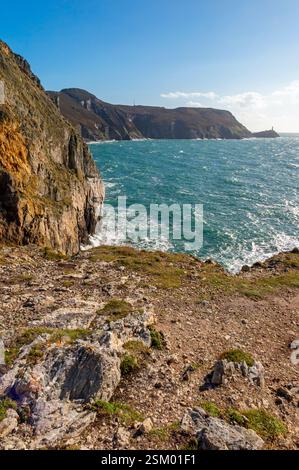 Blick auf den South Stack Lighthouse auf dem Gipfel einer kleinen Insel vor der Nordwestküste von Holy Island, Anglesey, Wales, Großbritannien, wurde 1809 erbaut. Stockfoto