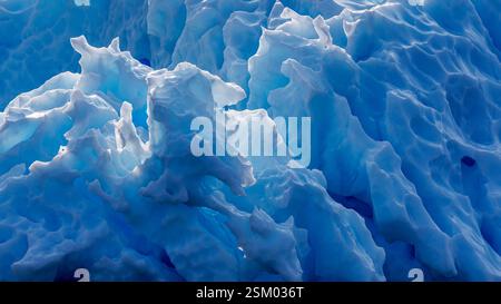 Detail eines blauen Gletschereisbergs im Nordost-Grönland-Nationalpark. Riesige Eiskugeln kalben vom Gletscher und werden allmählich durch Wind und Wetter Stockfoto