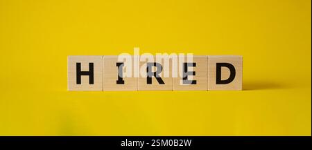 Symbol „Einstellung“. Holzwürfel mit Wort gemietet. Schöner gelber Hintergrund. Business- und Einstellkonzept. Kopierbereich. Stockfoto