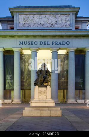 Spaniens nationales Kunstmuseum das Museo del Prado mit einer Statue von Diego Velazquez im Abendlicht im Stadtzentrum Paseo del Prado Madrid Spanien Stockfoto