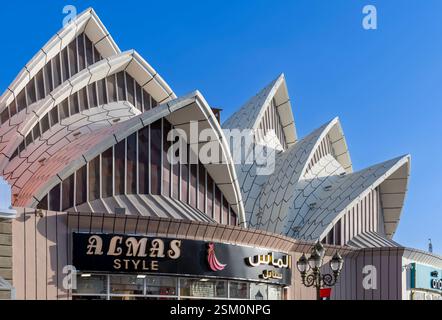 Am frühen Abend im Global Village in Dubai: Pavillons, die 27 Länder und 90 Kulturen repräsentieren, die ihre regionalen Lebensmittel, Produkte und Lebensstile fördern. Stockfoto