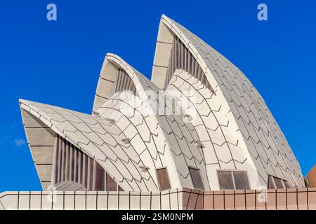 Am frühen Abend im Global Village in Dubai: Pavillons, die 27 Länder und 90 Kulturen repräsentieren, die ihre regionalen Lebensmittel, Produkte und Lebensstile fördern. Stockfoto