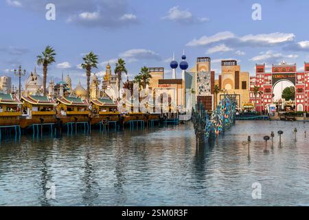 Schwimmender Markt asiatischer Lebensmittel rund um den Dragon Lake im Global Village in Dubai mit Pavillons aus 27 Ländern. Stockfoto
