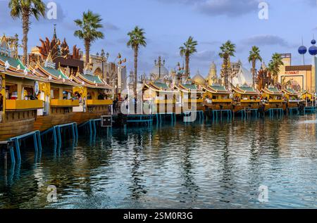 Schwimmender Markt asiatischer Lebensmittel rund um den Dragon Lake im Global Village in Dubai mit Pavillons aus 27 Ländern. Stockfoto