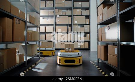 Logistics Distribution Center: Automatisierte Guided Vehicles für den Transport von Kartonagen im modernen Einzelhandelslager. AGV-Roboter, die Pakete mit Produkten und Waren transportieren und liefern. 3D Future Technology Stockfoto