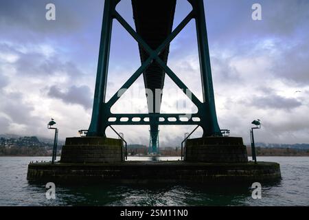 Lion's Gate Bridge Winter Wolken. Die Lions Gate Bridge über Burrard Inlet. Coast Mountains und Wolken im Hintergrund. Stockfoto