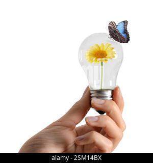 Frau mit Glühbirne mit Blume innen und Schmetterling auf weißem Hintergrund, Nahaufnahme. Konzept der grünen Energie Stockfoto