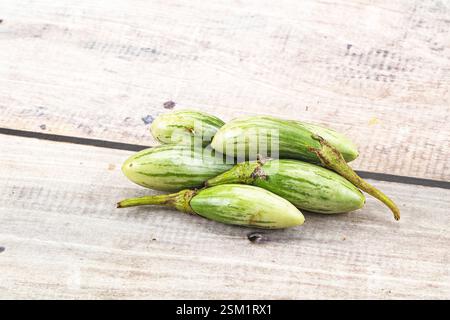 Kleine junge grüne Auberginen-Haufen aus biologischem Anbau Stockfoto
