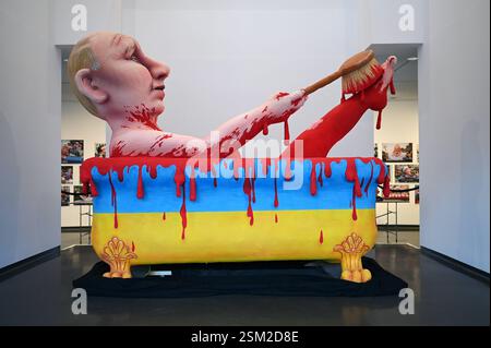 Retrospektive des Düsseldorfer Künstlers Jacques Tilly im Stadtmuseum Düsseldorf:ãJacques Tilly. Freigeist - 200 Jahre Comitee Düsseldorfer Karneval e. V. Ò, Modell Putin in der Blutbadewanne. *** Retrospektive des Düsseldorfer Künstlers Jacques Tilly im Stadtmuseum Düsseldorf ÒJacques Tilly Freigeist 200 Jahre Comitee Düsseldorfer Karneval e V Ó, Model Putin im Blutbad Stockfoto